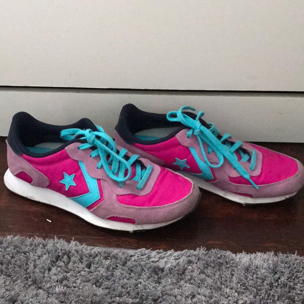 Size 7 converse tennis shoe